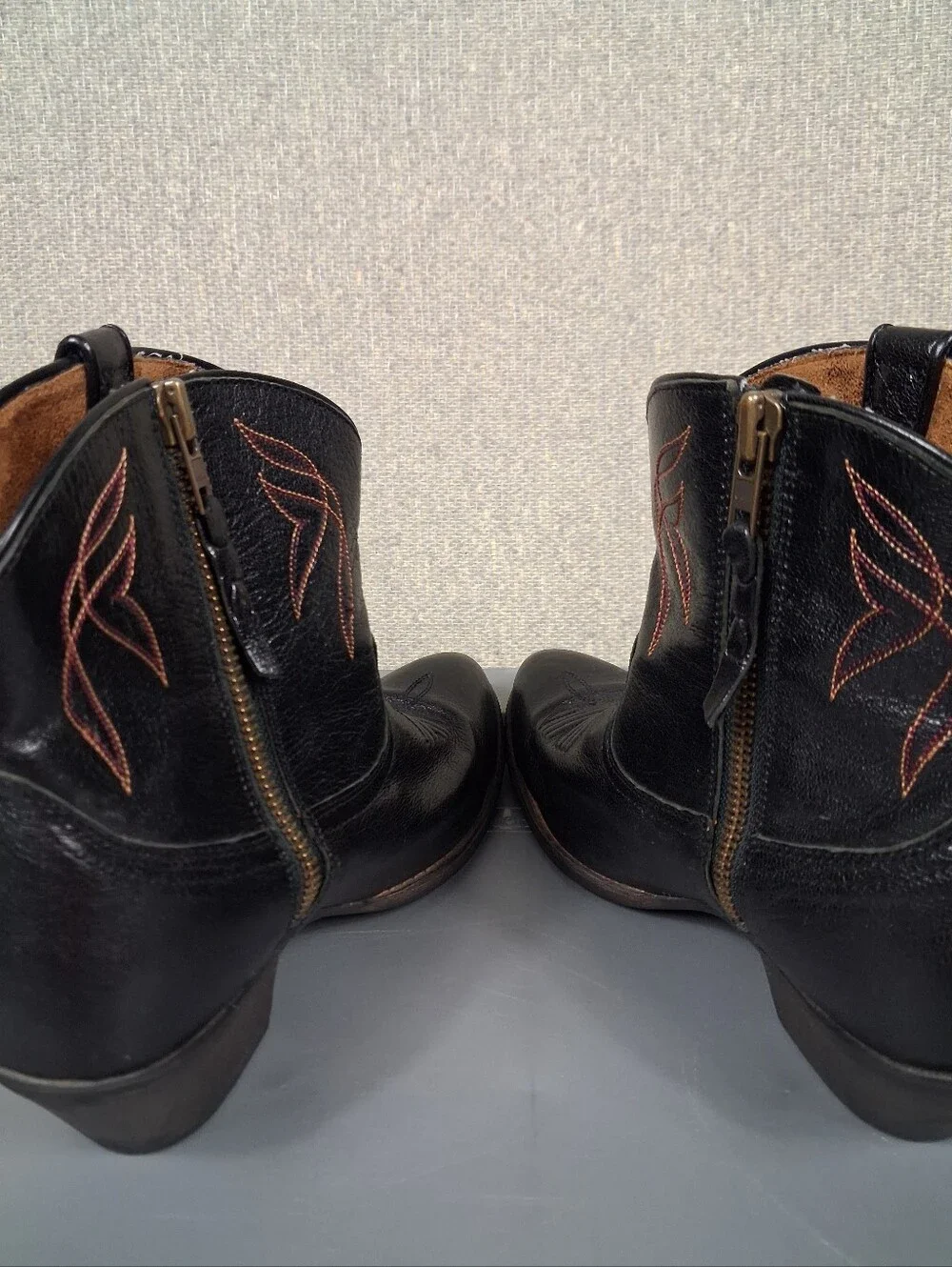 Ariat Darlin Short Western Ankle Boots Size 8B Black Almond Toe Side Zip Cowgirl